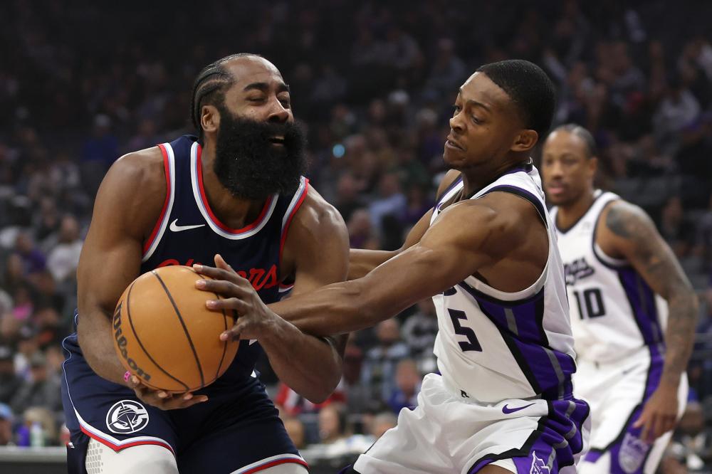 他在替补轮 他在替补轮