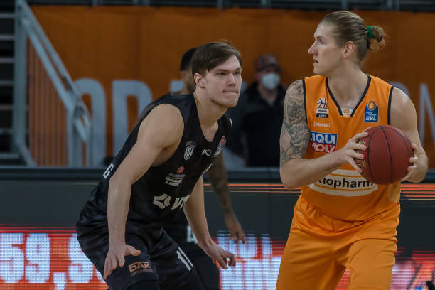 导致防守失 导致防守失